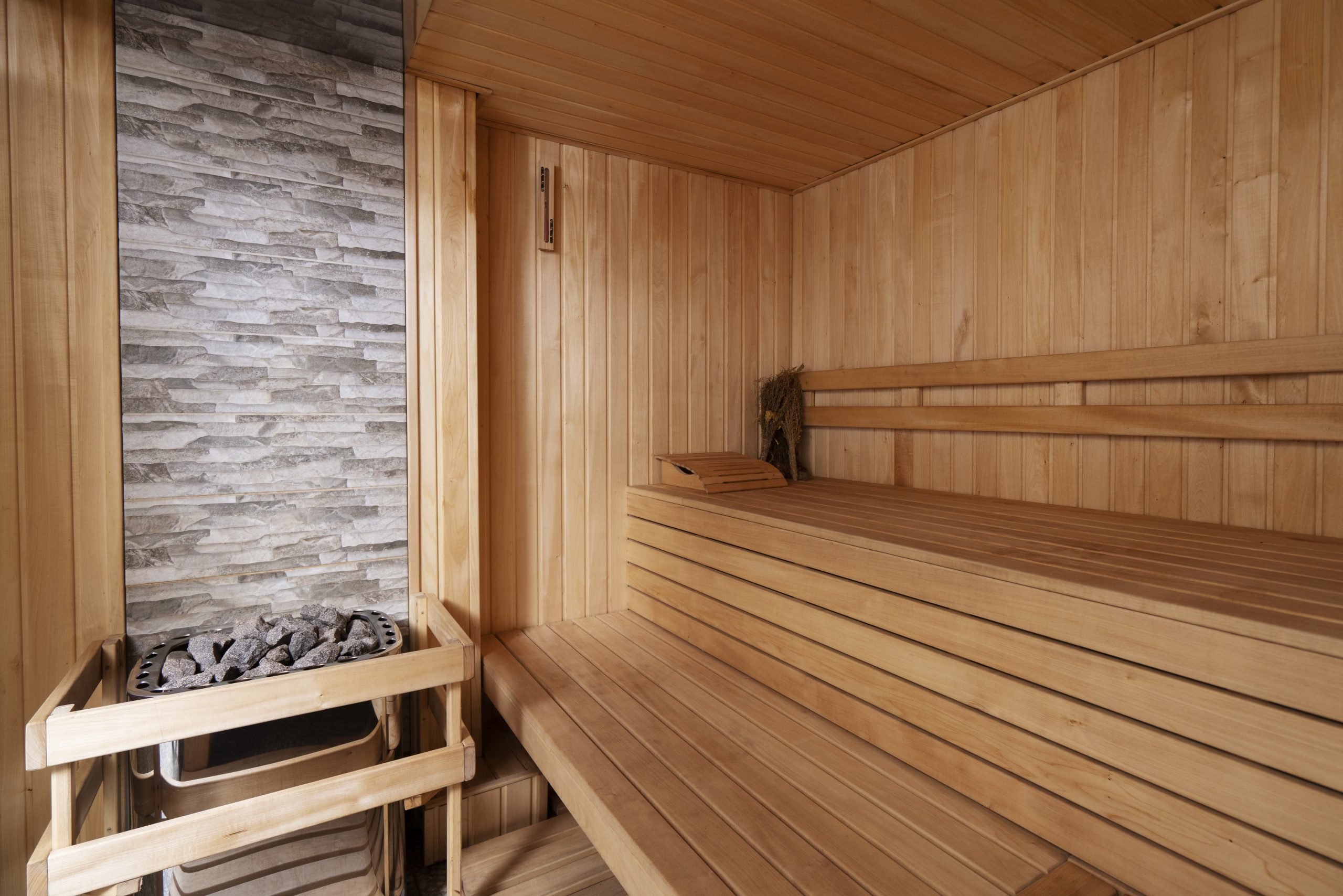 clean-empty-sauna-room Термотерапія — це лікувальний метод, що використовує контрольований вплив тепла на тканини організму